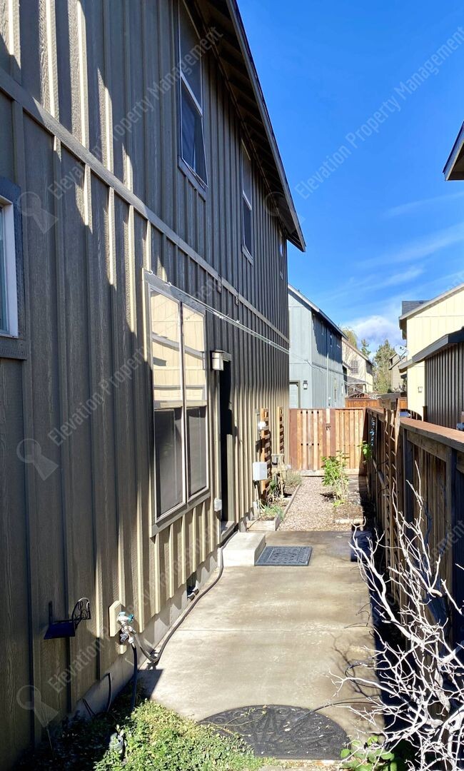 Building Photo - 3-BR Craftsman home in NE Bend- Boyd Acres