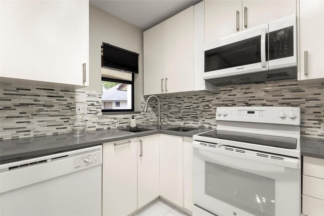 Building Photo - 3167 Cocoplum Cir