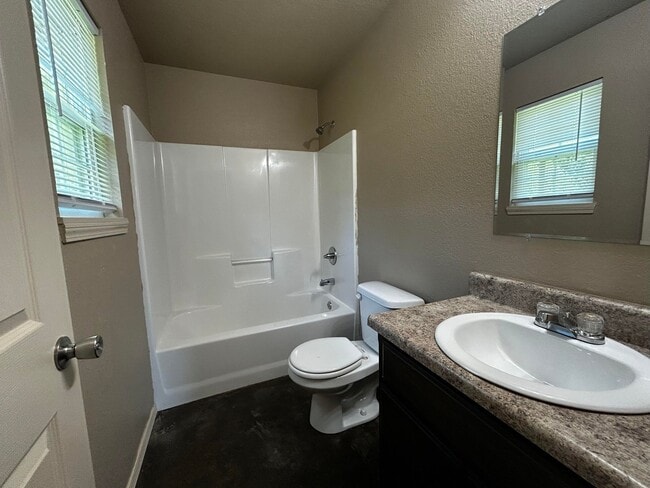 Building Photo - 603 Carson Rd