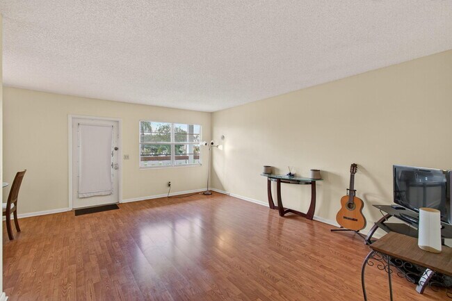 Building Photo - 2015 Cornwall Dr