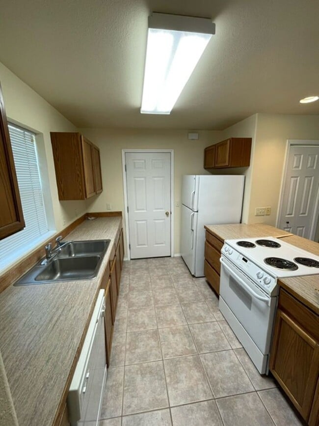 Building Photo - 2 Bedroom 1 1/2 Bathroom - Close to Campus...