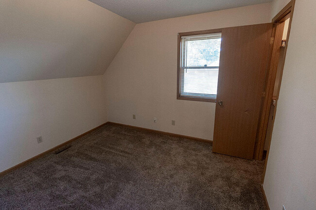 Building Photo - 1304 Millbrook Ct