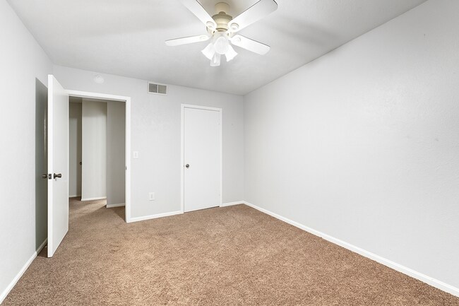 Building Photo - 810 Bellevue Rd