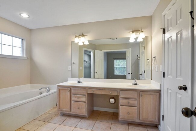 Building Photo - Room to Live, Minutes from Everything 1048 Castlemaine!