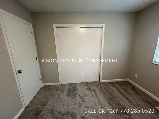 Building Photo - 5842 Oak Ct