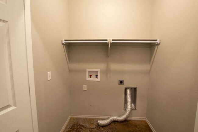 Building Photo - 3-Bed, 2-Bath Duplex with Waterway Views -...