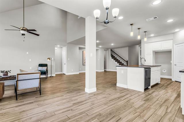 Building Photo - 713 Parkland Dr