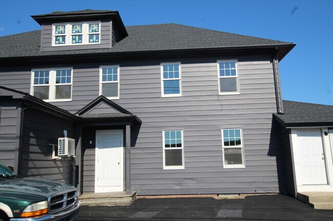 Building Photo - 549 Albany Ave
