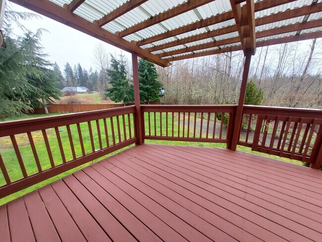 Building Photo - 4 bedroom 2.75 bath, Huge Fenced Yard with Landscaping Included!!