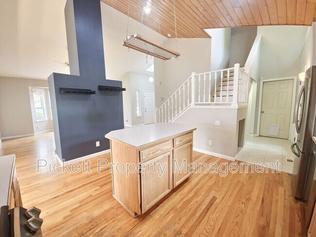 Building Photo - 18845 NE Meadow Run Dr