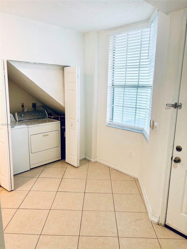 Building Photo - 715 SW 148th Ave