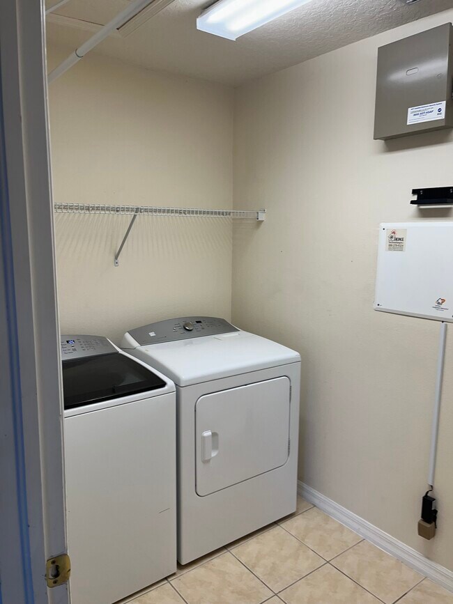 laundry room - 1018 Bella Vista Dr NE