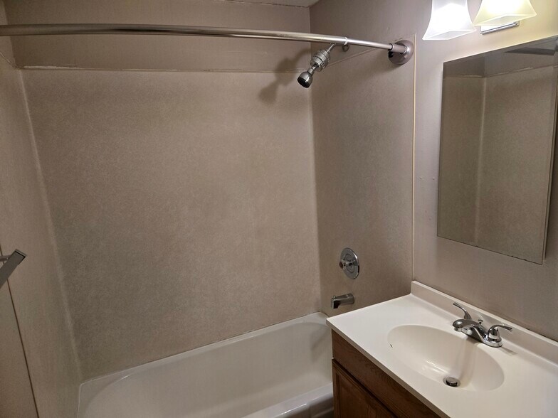 Building Photo - 1726 Hoyt Ave