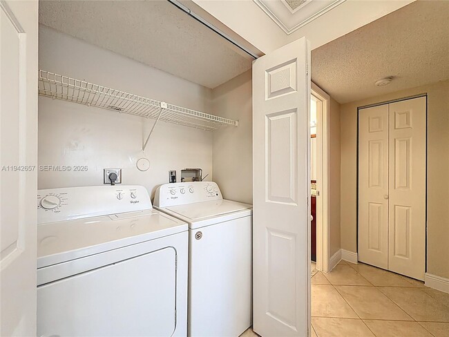 Building Photo - 9877 Westview Dr