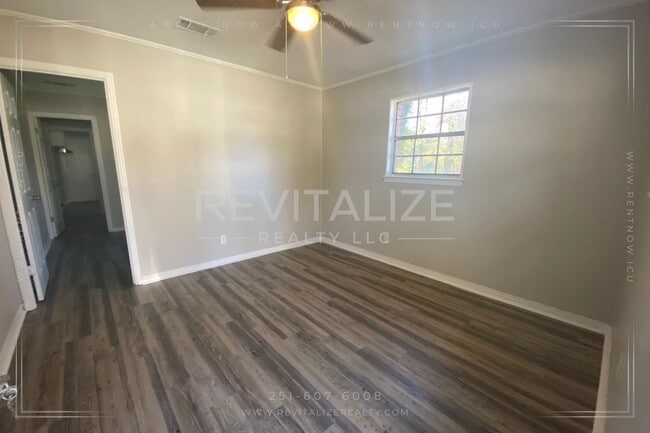 Building Photo - Renovated 1 Bedroom 1 Bath DUPLEX! **Plus a FREE 50" Smart TV!**