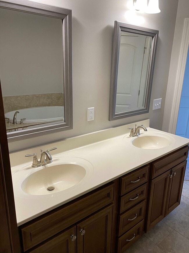 Building Photo - 2105 Remington Ct