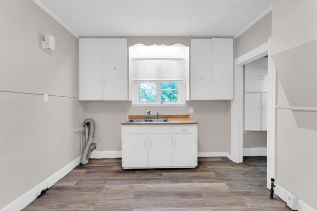 Building Photo - Charming Home with Updates and Covered Por...