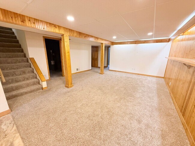Building Photo - Spacious 4 Bed, 2 Bath Home – Perfect for Families or Roommates