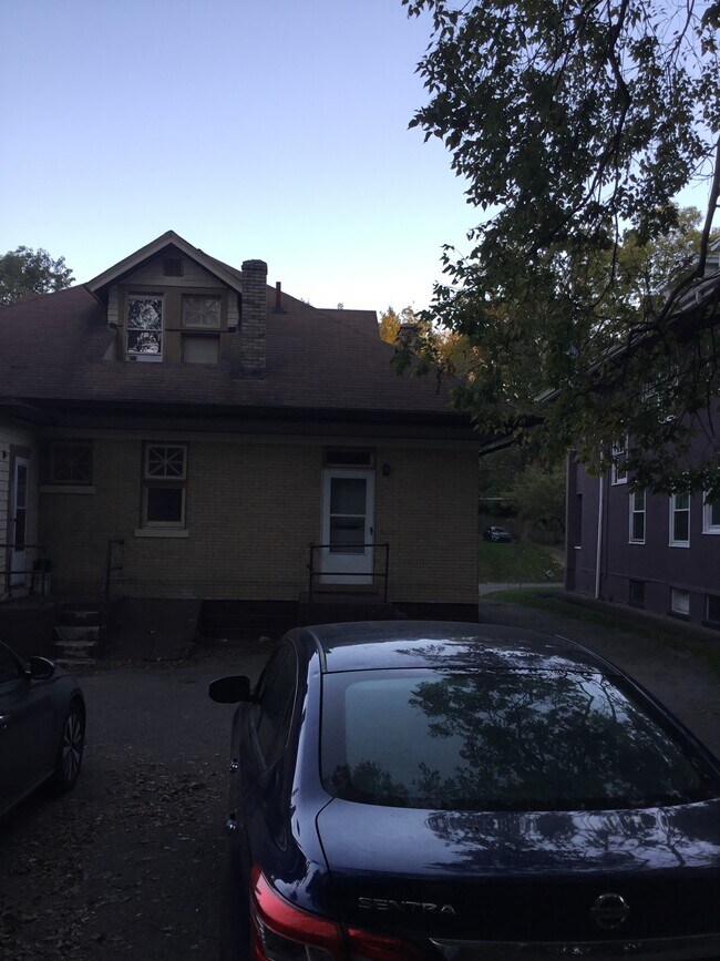 Building Photo - 815 E Mitchell Ave