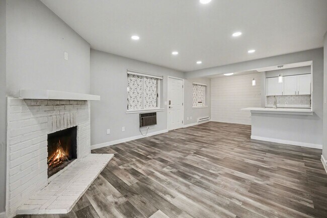 Building Photo - Spacious 1 Bed 1 Bath in the heart of Aurora!