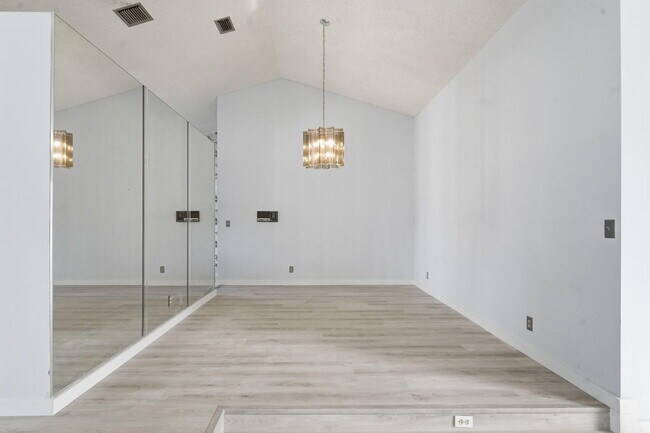 Building Photo - 9476 El Clair Ranch Rd