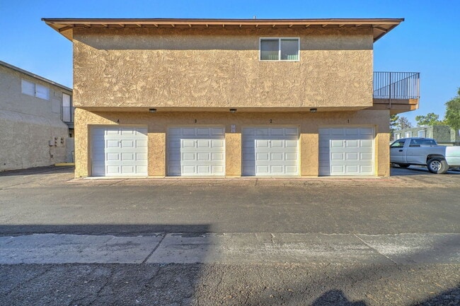 Building Photo - 3301 W Loma Ln