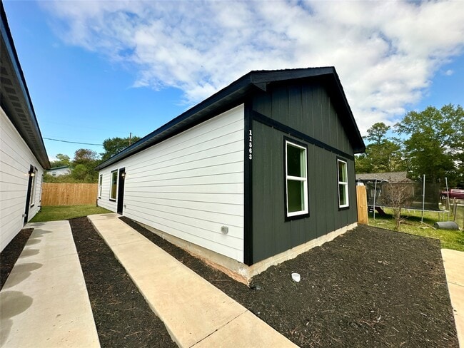 Building Photo - 11555 Persimmon St