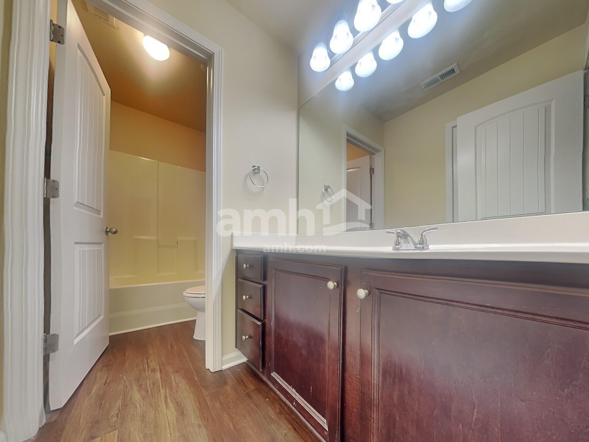 Building Photo - 985 Donington Cir SE