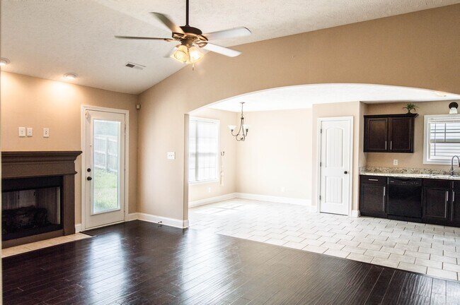 Building Photo - Pet Friendly Three Bedroom!