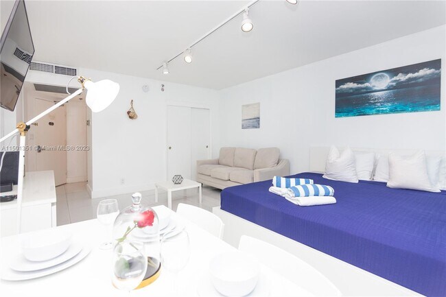 Building Photo - 5445 Collins Ave