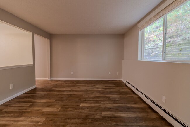 Building Photo - Spacious Dream Apartment — Right Where You...