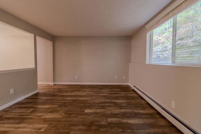 Building Photo - Spacious Dream Apartment — Right Where You Want to Be!