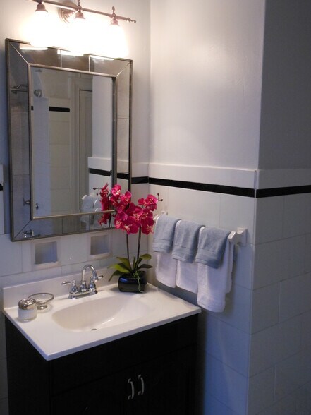 Building Photo - 7537 Parkdale Ave