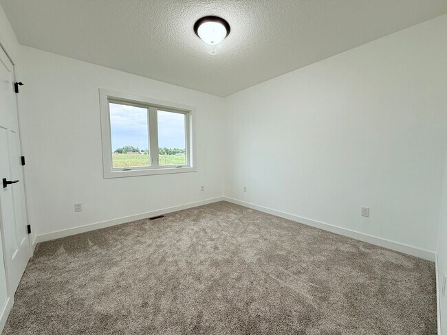 Building Photo - 1513 Prairie Dr