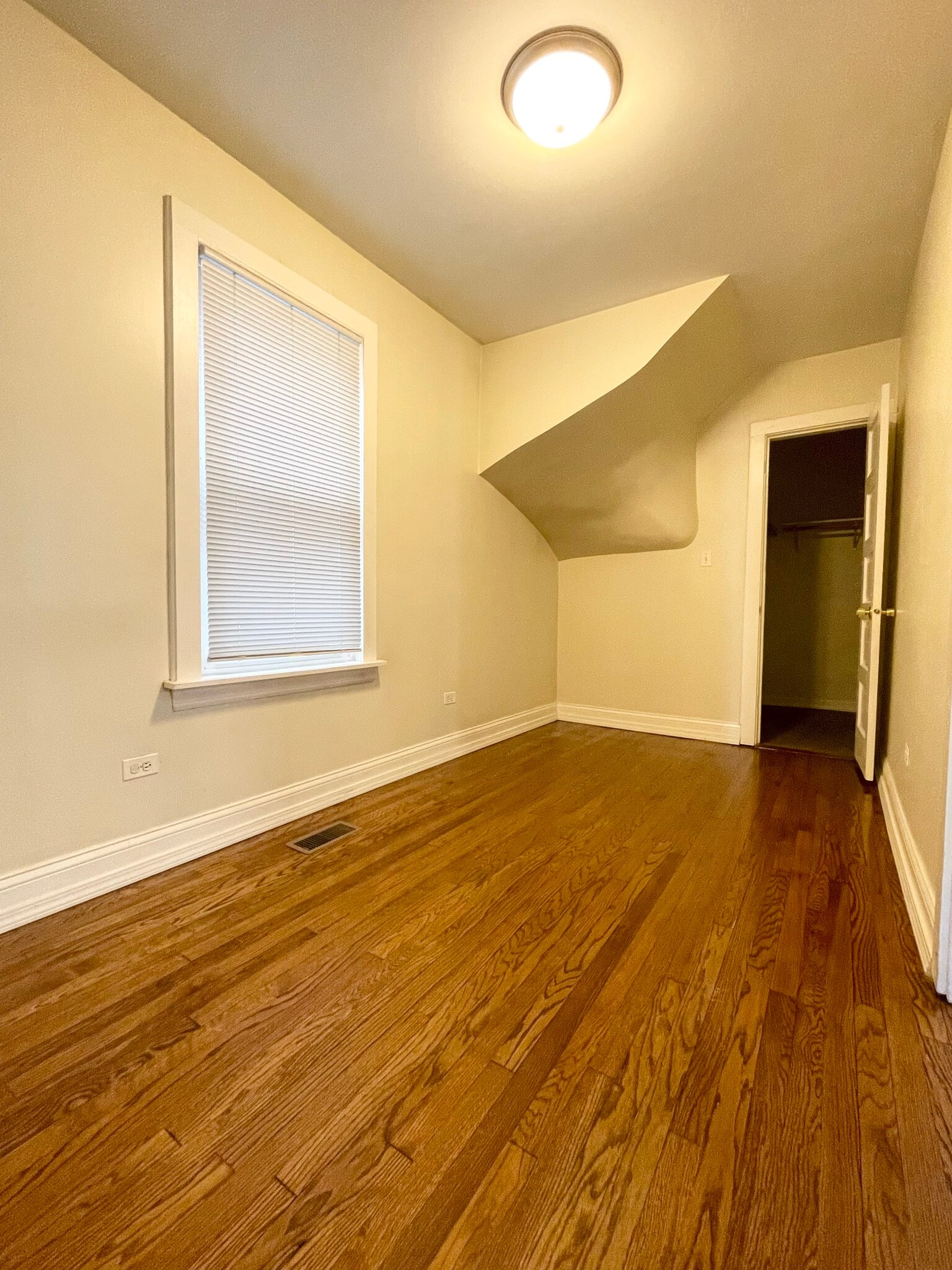 Building Photo - 2930 N Hamlin Ave