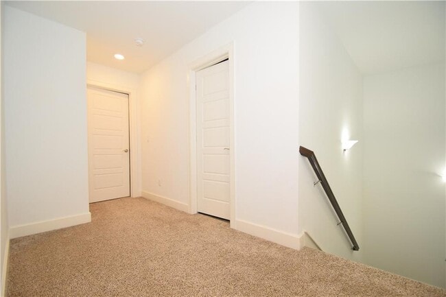 Building Photo - 4203 SW Bermuda Ave