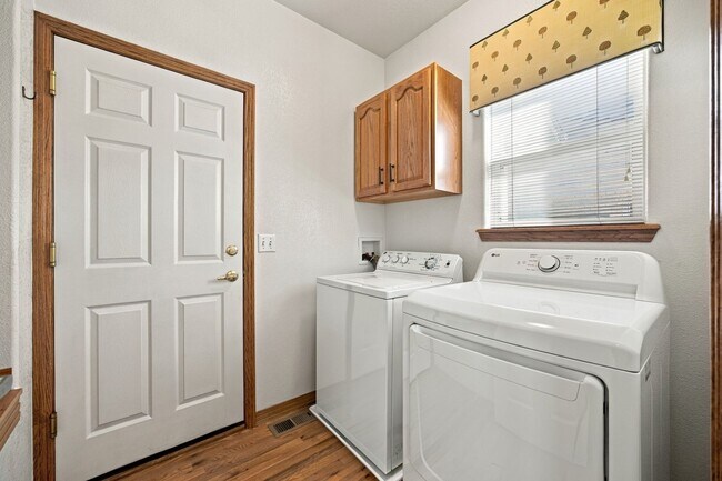 Building Photo - 1075 Yank St