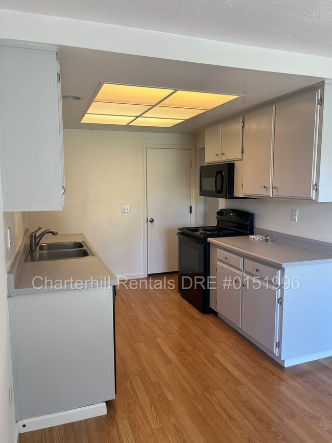 Building Photo - Larkfield -spacious single level with attached one car garage - backs to the old Wikiup Golf Course!