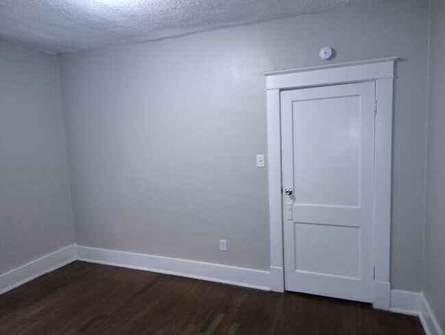 Building Photo - Move-in Special! 1/2 off first month's rent!
