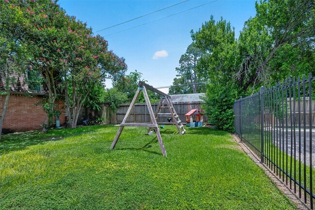 Building Photo - 1220 Shadowdale Dr