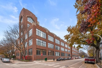 Building Photo - 2600 N Southport Ave