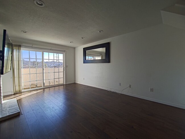 Building Photo - Bright and Remodeled 2 Bed 2.5 Bath Townho...