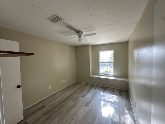 Building Photo - 6814 Cheshire Park Rd