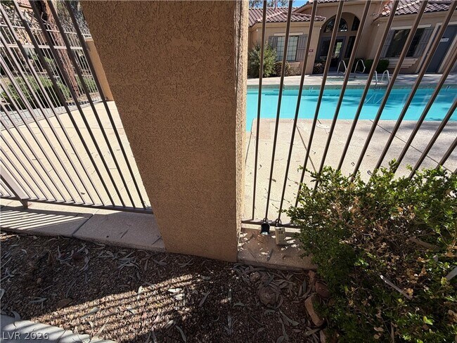 Building Photo - 2060 Rancho Lake Dr