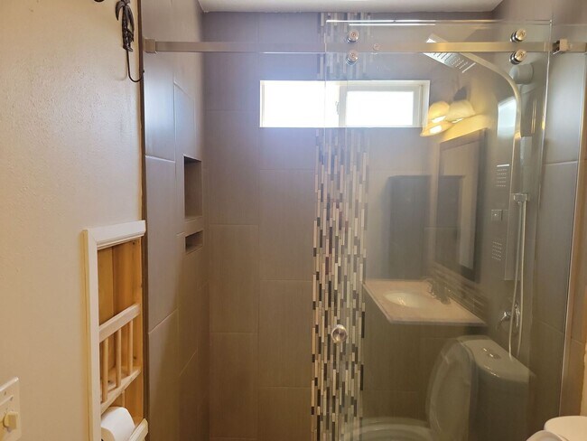 Building Photo - Stunning 4 Bedroom Home in Ivins with Red ...
