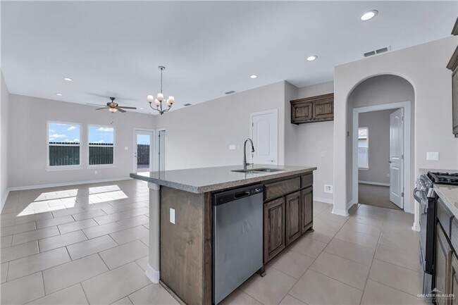 Building Photo - LARGE HOME! 3 BEDROOM!