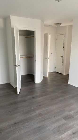 Building Photo - 2637 W Marina Dr