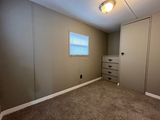 Building Photo - 2/1 Super Cute Newly Remodeled