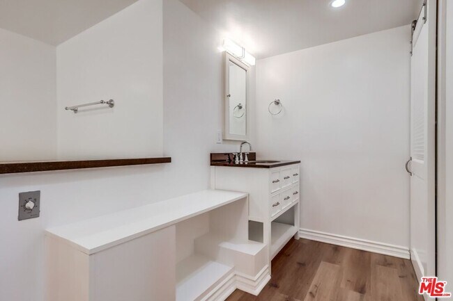Building Photo - 435 N Oakhurst Dr