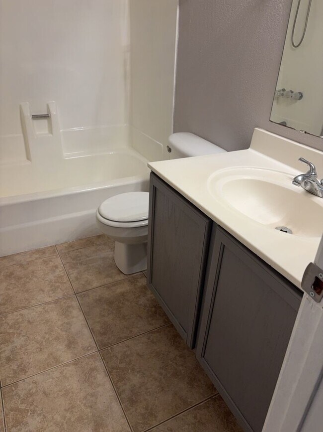 Building Photo - 3 bed 2 bath in Phoenix!!  Ready for Move In!